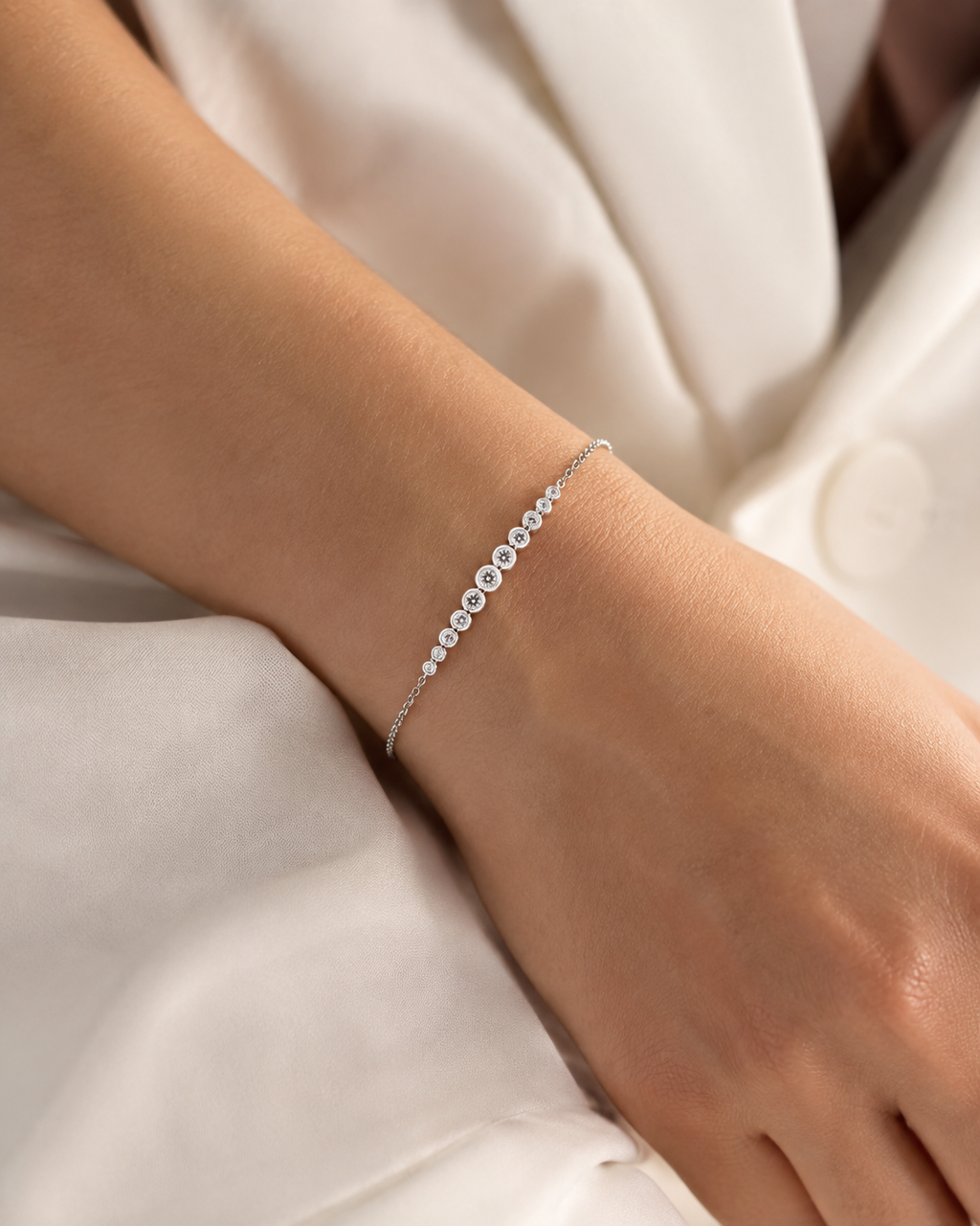 Premium Round-Cut Graduated Bezel Diamond Link Bracelet