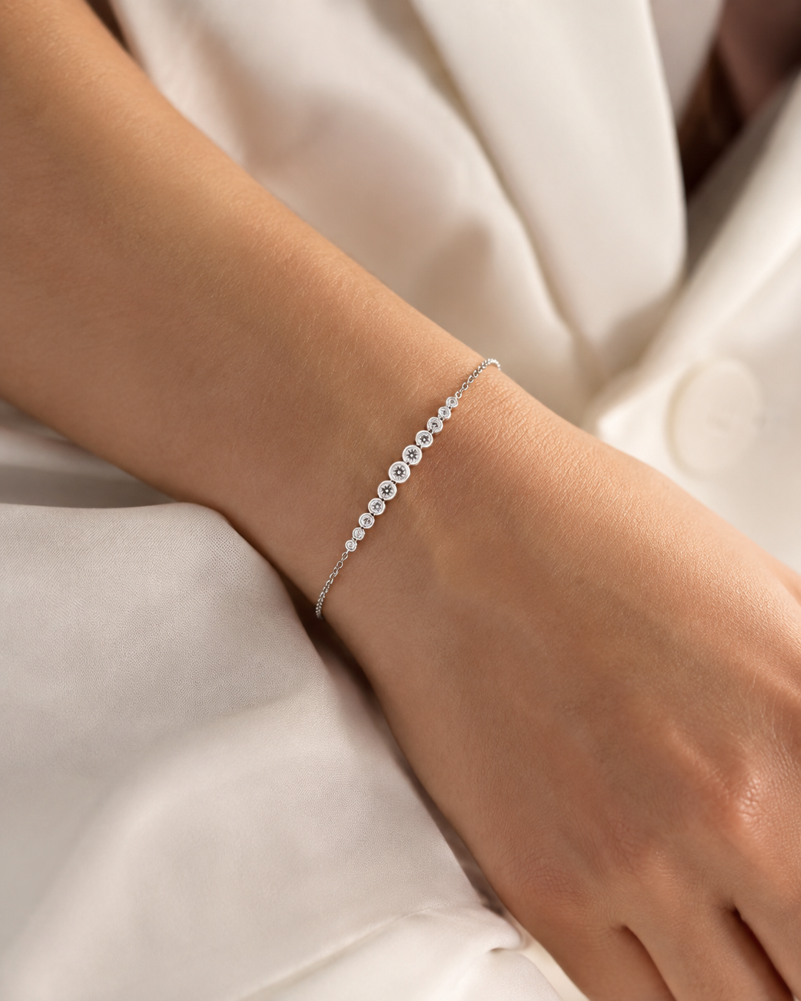 Premium Round-Cut Graduated Bezel Diamond Link Bracelet